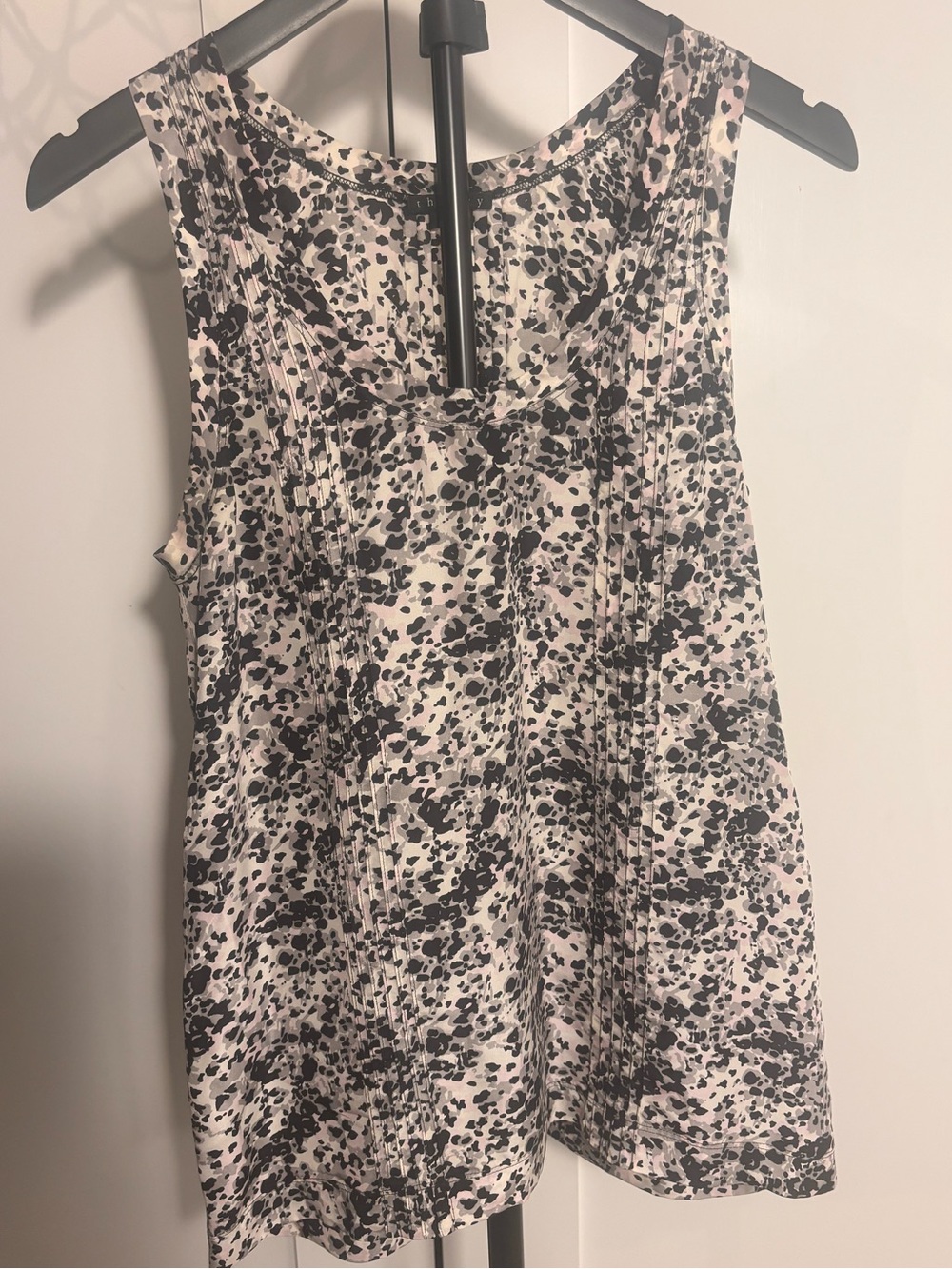 Theory 100% Silk Animal Print Sleeveless Blouse Pink Gray Black White Size P